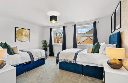 Patchway Casa | Urban Oasis: Luxe Bristol Home-Sleeps 14-Parking