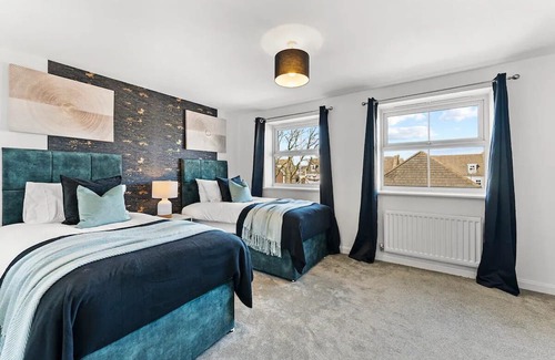 Patchway Casa | Urban Oasis: Luxe Bristol Home-Sleeps 14-Parking