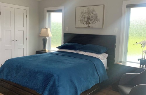 Lakeshore Cama Y Desayuno | Spacious suite with queen size bed & beautiful 3 piece ensuite