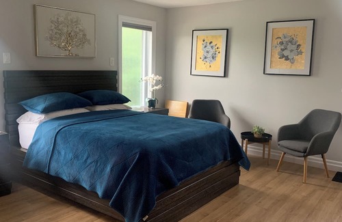 Lakeshore Cama Y Desayuno | Spacious suite with queen size bed & beautiful 3 piece ensuite