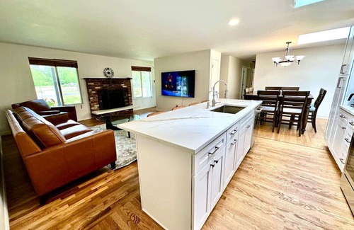 Fall City Casa | 7Bed | Fall City Modern Retreat | Pool | Hot Tub