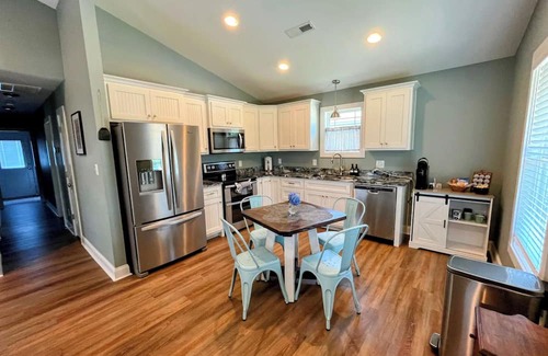 Landrum Casa | Downtown Landrum Cute 2/2 Cottage