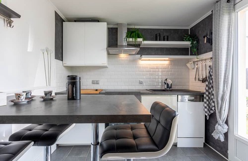 La Ferriere Apartamento | Apartment 'Appt Rez-de-jardin Salle De Réunion' with Garden and Wi-Fi