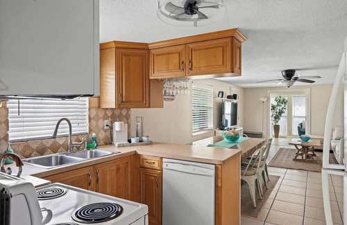 Bradenton Casa | Heated Pool + Near IMG & Beaches + King Bed + 4BR