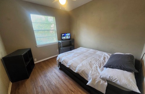 East Congress Casa | LOCATION LOCATION LOCATION! Austin home w/ Pool, FULLGYM, IceBath & PaddleBoards