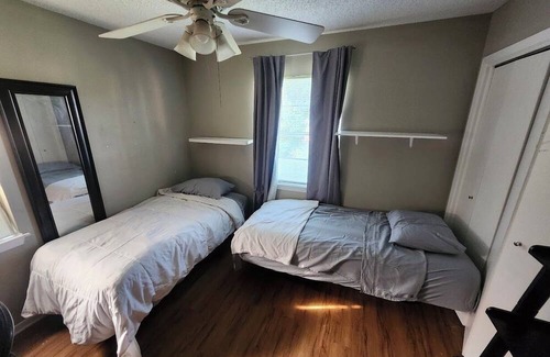 East Congress Casa | LOCATION LOCATION LOCATION! Austin home w/ Pool, FULLGYM, IceBath & PaddleBoards