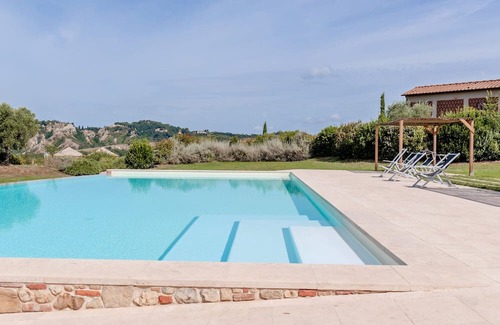 Toiano Apartamento | Apartment 'La Caciaia II' with Shared Pool, Private Garden and Wi-Fi