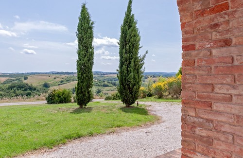 Toiano Apartamento | Apartment 'Il Fienile I' with Shared Pool, Private Garden and Wi-Fi