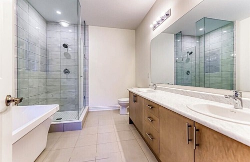 Richmond Hill Casa | 2 entire bedrooms with 2 private bathrooms