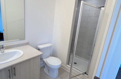 Richmond Hill Casa | 2 entire bedrooms with 2 private bathrooms