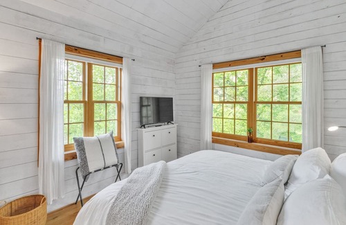Independence Casa | NEW LISTING! Mountain Cabin: Vintage Charm Meets Modern Luxury by RedAwning