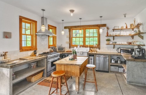 Independence Casa | NEW LISTING! Mountain Cabin: Vintage Charm Meets Modern Luxury by RedAwning