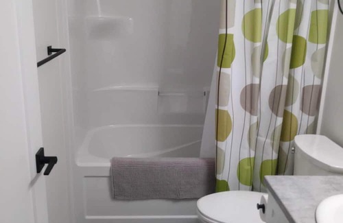 Strathroy Casa | 2 Bedroom - Comfy Space (Main Floor Only)