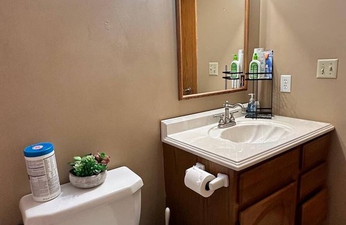 Rochester Casa | Elegant & Secure Family Abode Grand 2-Bedroom Retreat (Upstairs)