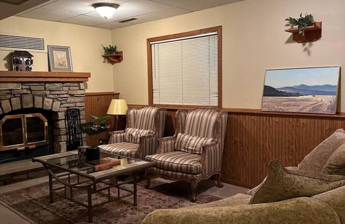 Rochester Casa | Elegant & Secure Family Abode Grand 2-Bedroom Retreat (Upstairs)