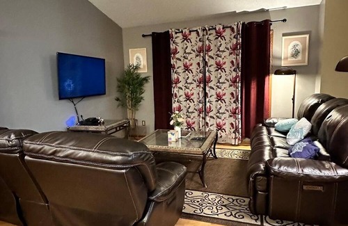 Rochester Casa | Elegant & Secure Family Abode Grand 2-Bedroom Retreat (Upstairs)
