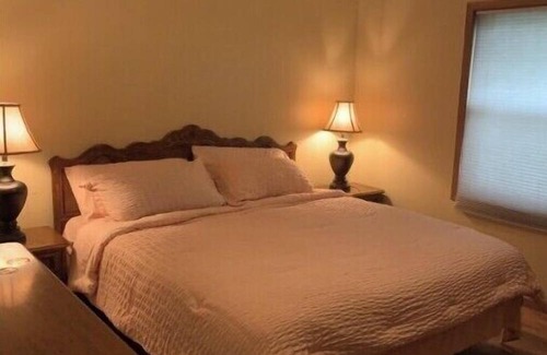 Rochester Casa | Elegant & Secure Family Abode Grand 2-Bedroom Retreat (Downstairs)