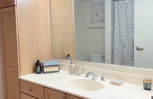 Skokie Condominio | Cozy 2-bedroom condo in Skokie