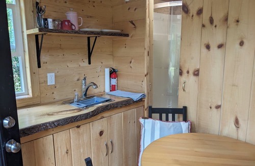 Tay Valley Cabina | Enchanting Tiny Cabin in the Woods!