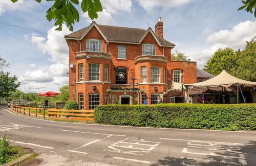 Wokingham Casa | Spacious, Modern Townhouse I Pass The Keys