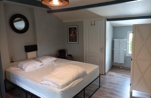 Sainte-Radegonde-des-Noyers Cabaña | Vrbo Property