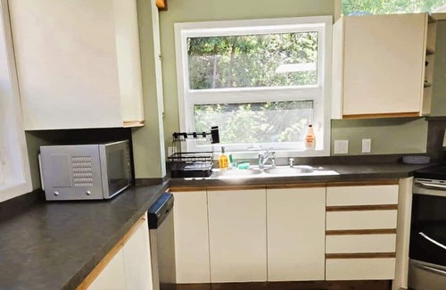Parker Cove Casa | Terrific house in Vernon w! WiFi, Netflix & Prime. 5 mins. dtive to Fintry Lake.