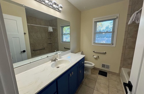 Brooklyn Park Casa | Spacious 5-Bedroom Retreat with Finished Basement - 18 Miles from the City