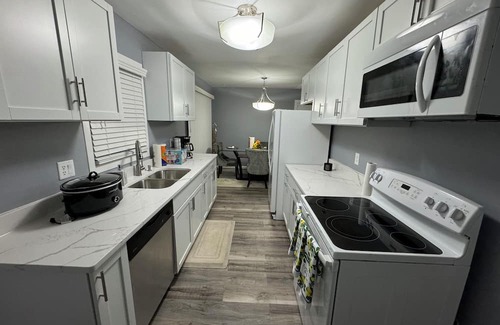 Brooklyn Park Casa | Spacious 5-Bedroom Retreat with Finished Basement - 18 Miles from the City