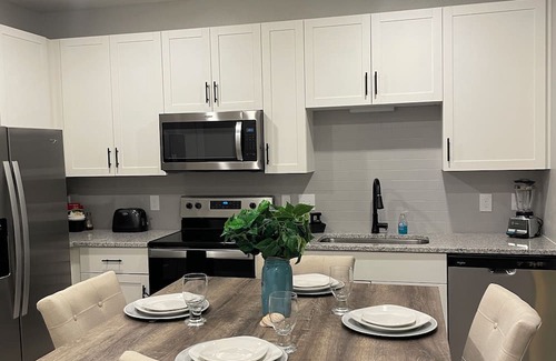 Palmetto Apartamento | Cozy 1-bedroom w/sofa bed, WiFi, pool, and fitness rm in enjoyable Palmetto FL.