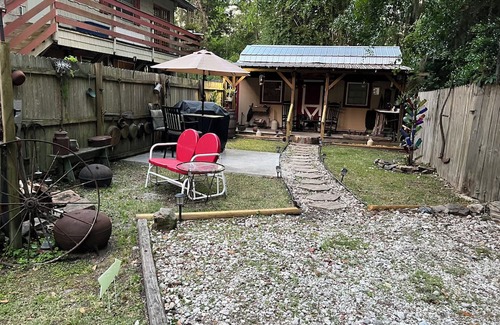 Yulee Cabina | Cozy 200 ft tiny house with WiFi, AC, located in nature and close to so much.