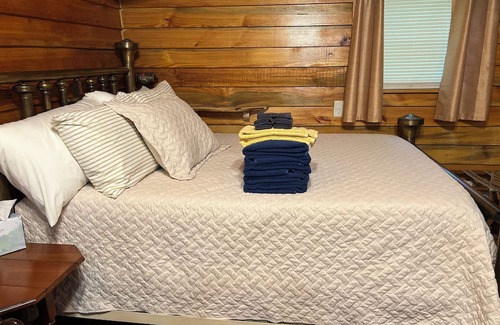 Yulee Cabina | Cozy 200 ft tiny house with WiFi, AC, located in nature and close to so much.