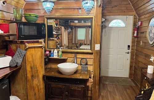 Yulee Cabina | Cozy 200 ft tiny house with WiFi, AC, located in nature and close to so much.