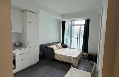 Newtonbrook Apartamento | Family sized condo in Toronto, steps to the Finch subway station and shops.