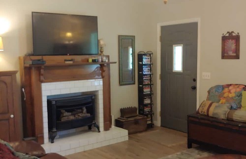 Lawrence County Casa | Charming 3-bedroom secluded house surrounded by trees with AC, 4 tvs and WiFi.