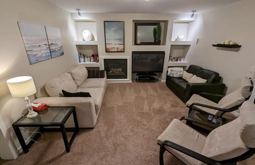 Yorkson Casa | Large Modern King Suite w/ free Street Parking