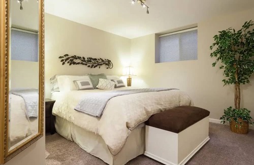 Yorkson Casa | Large Modern King Suite w/ free Street Parking