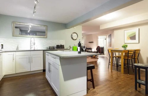 Yorkson Casa | Large Modern King Suite w/ free Street Parking