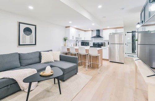 Calgary Casa | 10 Guests | Mins to Airport | King Bed | Dbl Grg