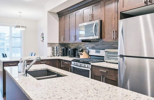 Calgary Casa | 10 Guests | Mins to Airport | King Bed | Dbl Grg