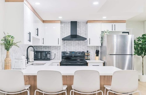 Calgary Casa | 10 Guests | Mins to Airport | King Bed | Dbl Grg