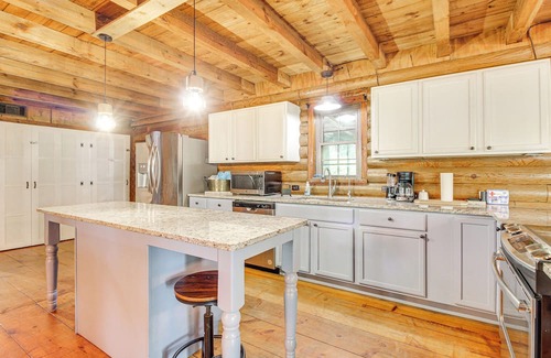 Fleming Cabina | Lakefront Getaway: Pool & Dock ~ 31 Mi to Savannah
