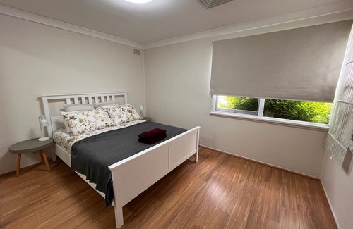 Old Toongabbie Casa | Duplex House In Toongabie Near The Hills Area