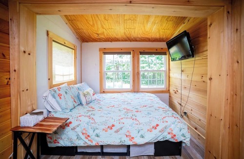 Belfast Cabina | Little Blue Cottage on the lake