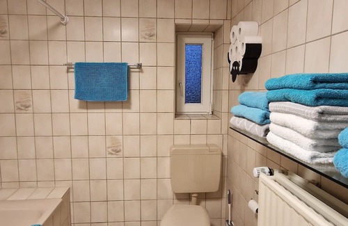 Aventoft Apartamento | Apartment 'Ferienwohnung Sort Sol' with Shared Terrace, Shared Garden and Wi-Fi