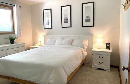 Kingston Casa | Quiet City Retreat. Pets welcome, driveway parking!