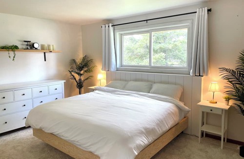 Kingston Casa | Quiet City Retreat. Pets welcome, driveway parking!