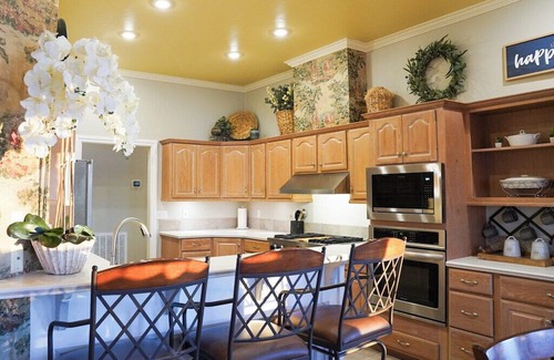 Guthrie Casa | Luxurious 3-bedroom house on Lake.Private dock with great fishing and swimming!