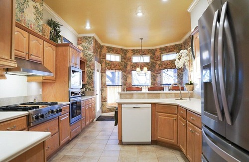 Guthrie Casa | Luxurious 3-bedroom house on Lake.Private dock with great fishing and swimming!