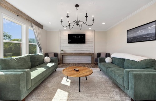 Faber Casa | Charming 3-bedroom Mountain View Retreat in Faber