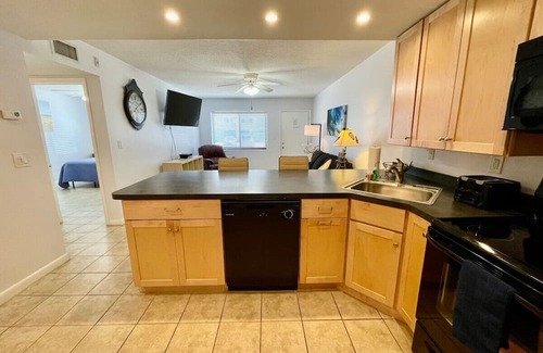 Cocoa Beach Apartamento | Marlin on Tulip Ave - Steps from the Beach